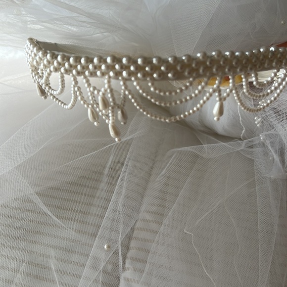 Elegant custom bridal veil 40” length pearl tiara headband flower bustle formal - Picture 3 of 12